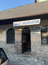 Wejście do stacjonarnego sklepu wędkarskiego HardFish przy ulicy Dworcowej w Świdnicy
